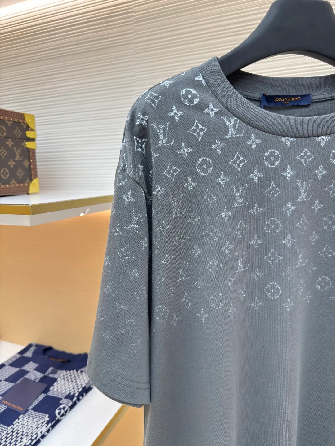 LOUIS VUITTON Gradient presbyopic T-shirt ●Authentic product: Purchased and developed by 8450 ●Item number: 1680214-A10 ●Fabric: refined sulfur cotton fabric ●Technology: printing production ●Version: fitted version ●Weight: about 305 grams ●Size: XS-S-M-L ●Description: The fabric is made of 32s double-ply combed cotton compact siro-spun yarn, matched with 1*1 flat knitted cotton thread. The entire garment's front and rear panels, left and right sleeves, are printed with Kornit white ink digital direct injection. The first draft is made based on the Y-plate scanned pattern, and the clarity of the first draft is corrected by hand to ensure that the printed flower pieces have a gradient and orderly visual effect. The overall wiring is straight and delicate, the fabric is comfortable and soft, and the color is consistent without color difference. It can be matched with the same style to create a fashionable look and control various occasions. Customized accessories, complete with three standards, same style for men and women!